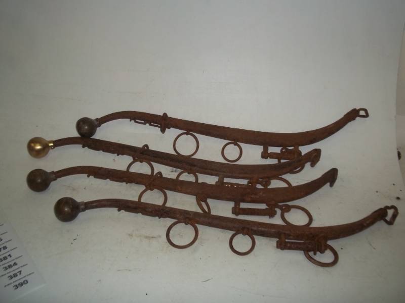 lot 371 image: 4 Horse Hardware items