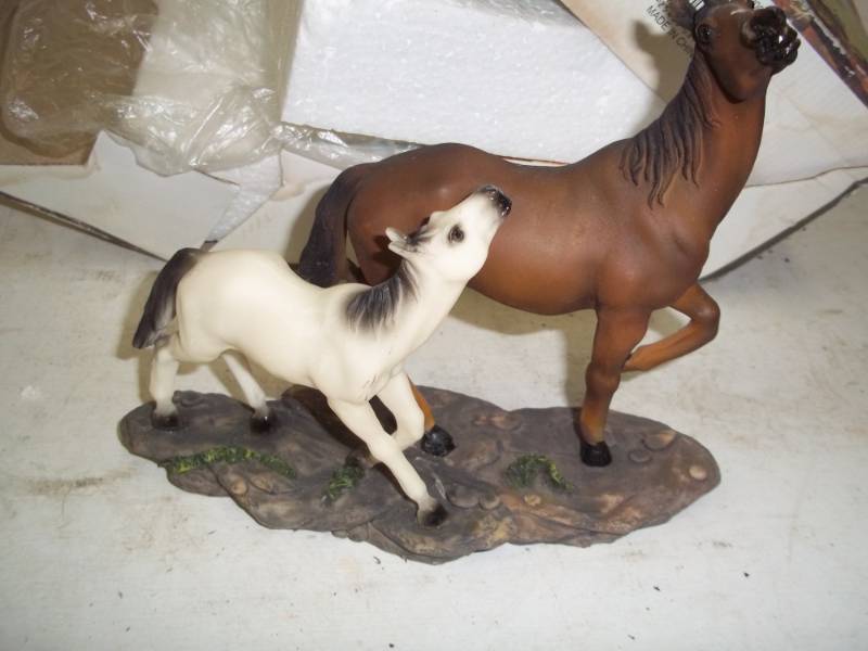 lot 379 image: Horse Dcor