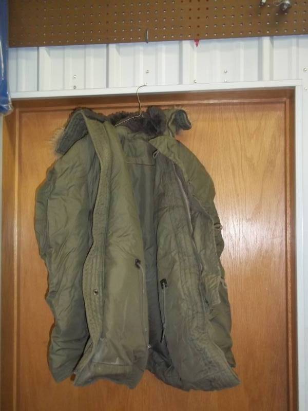 lot 389 image: Green Parka with hood size unknown