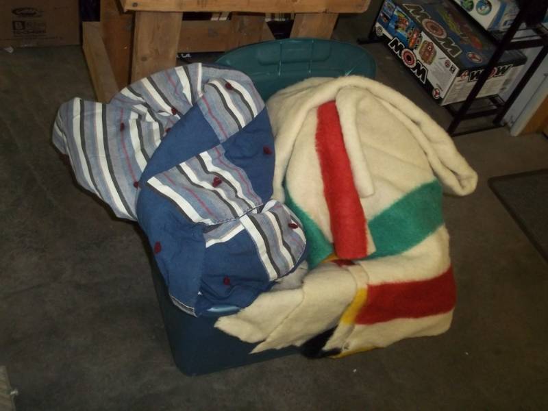 lot 392 image: Large Blanket with storage tub