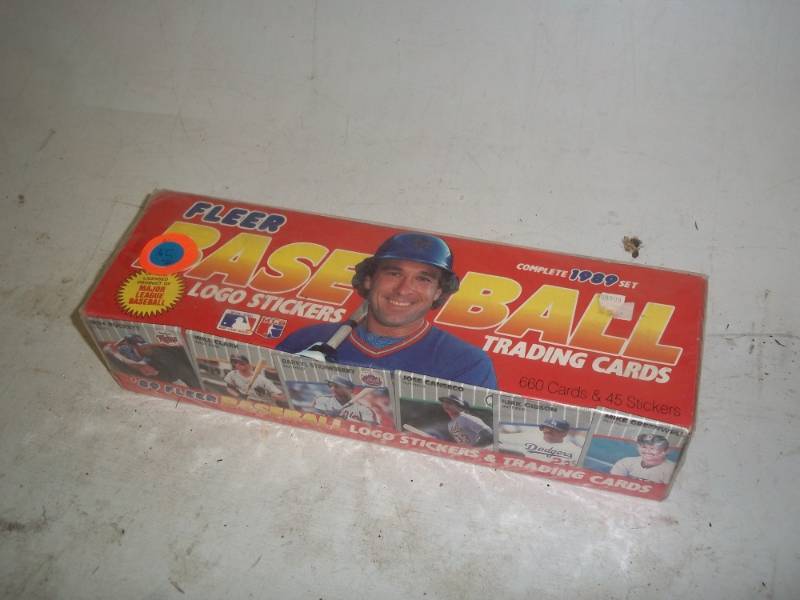 lot 393 image: Sealed Baseball cards 660 Cards 1989 set