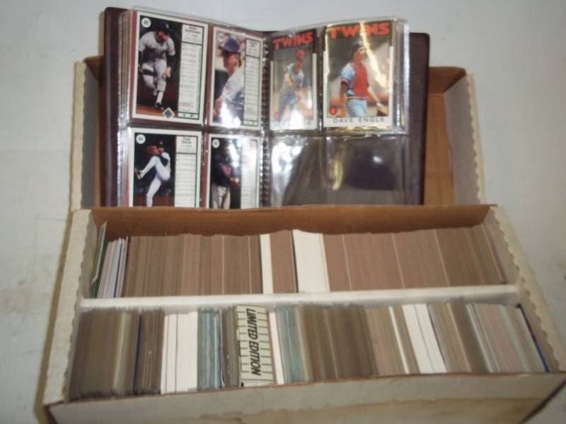 lot 394 image: 1500 Baseball cards