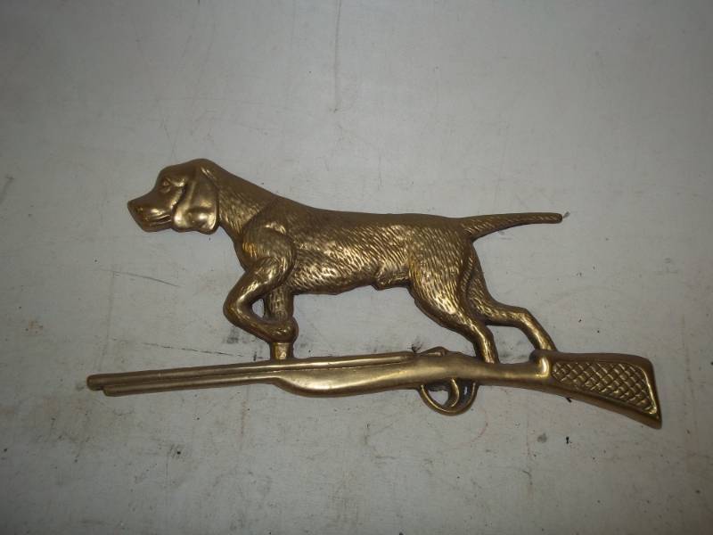 lot 397 image: Brass Hunting dog dcor