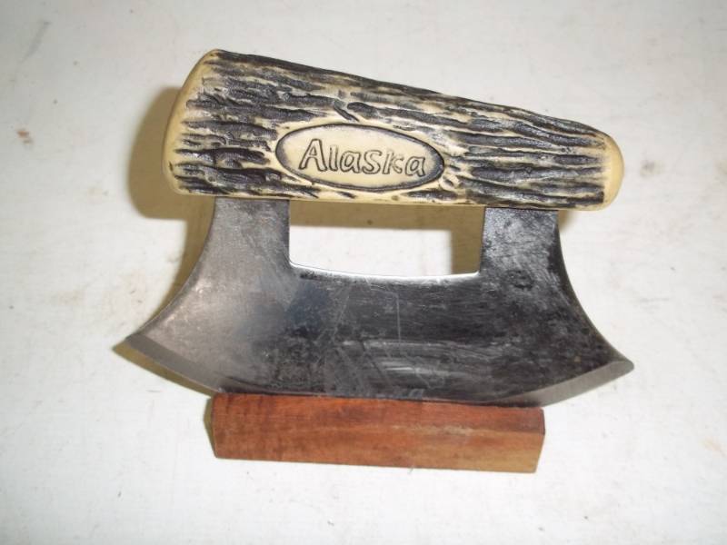 lot 405 image: Alaska Knife with stand