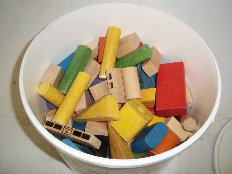 lot 407 image: Tub of vintage wood blocks