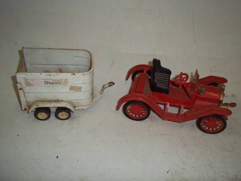 lot 408 image: Vintage Tonka horse trailer and wind up car