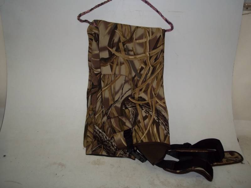 lot 413 image: Camo Neoprene bibs