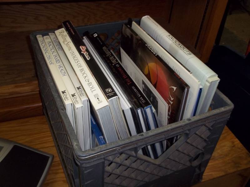 lot 418 image: Tub of books