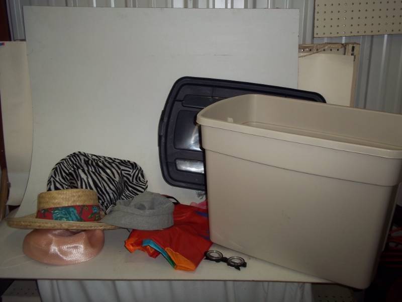 lot 424 image: Photo props  Clown Accessories with tub