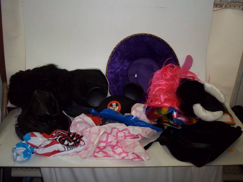 lot 426 image: Photo props  Clown Accessories