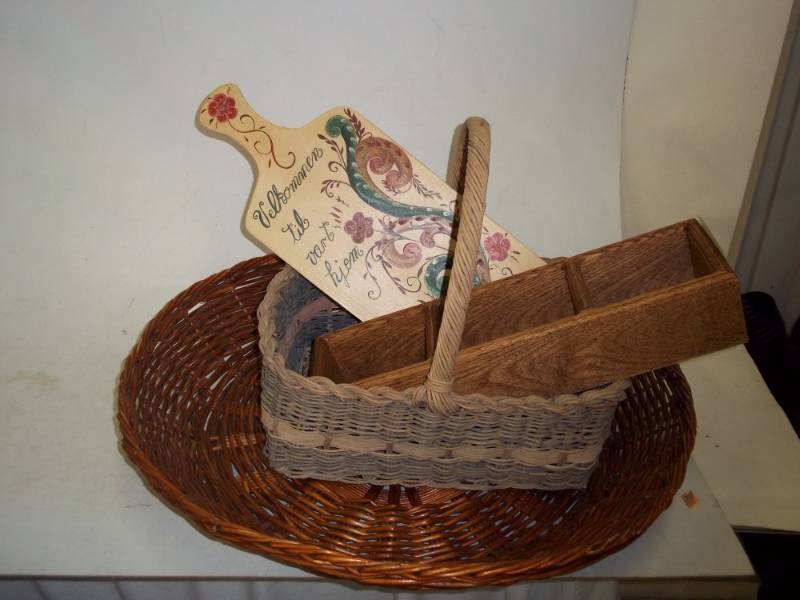 lot 439 image: Baskets and Dcor
