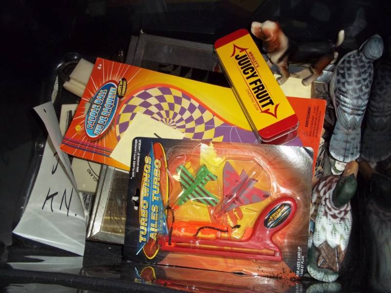 lot 440 image: Toys and plastic tub dcor