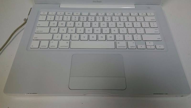 lot 7 image: Apple 2008 Macbook 2.10Ghz Core 2 Duo, 160GB HDD, 2GB RAM,13 OSX 10.7