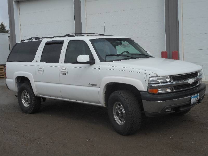 lot 10 image: 2001 Chevrolet Suburban 2500 4x4 With 8.1Liter Gas Engine