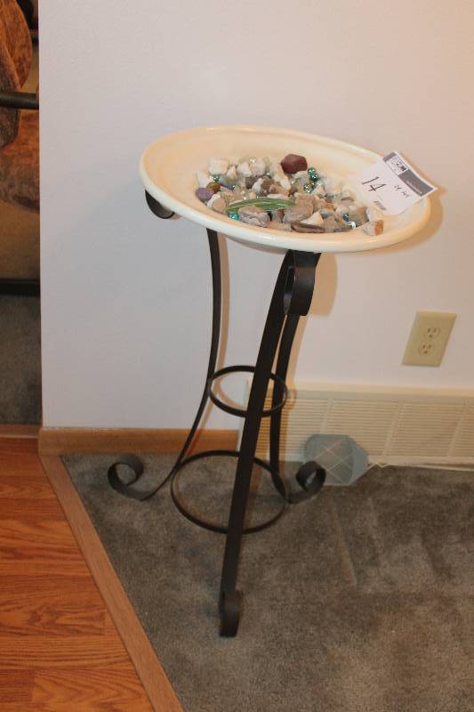 lot 14 image: End Table