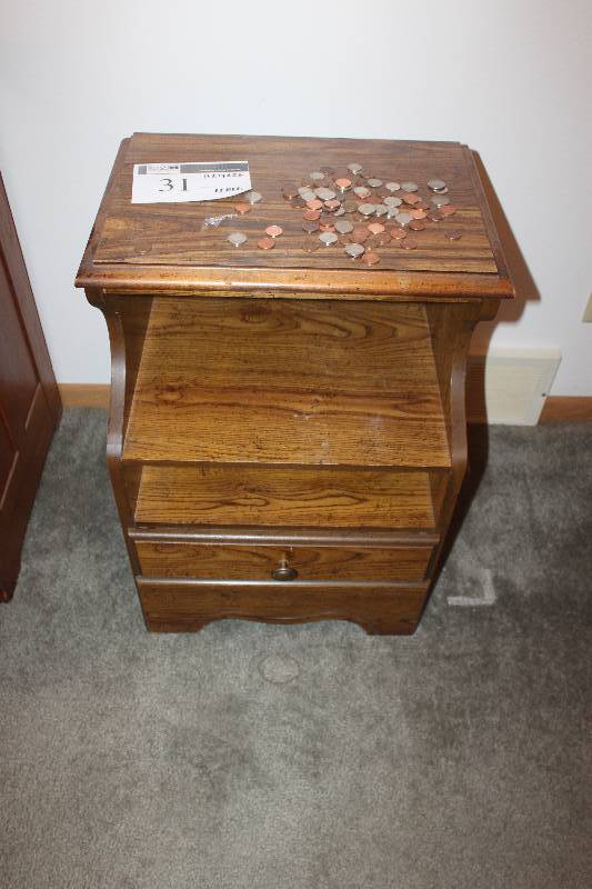 lot 31 image: End Table