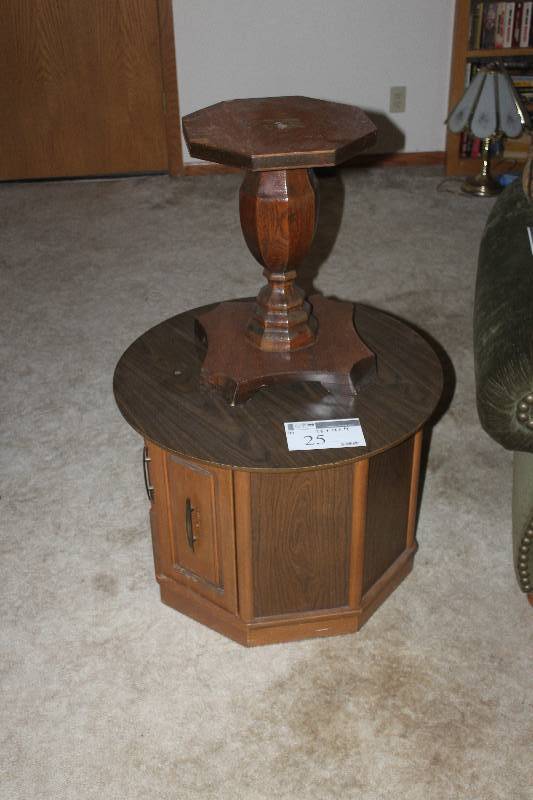 lot 25 image: Lot of (2) End Tables