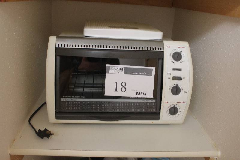 lot 18 image: Black & Decker Toaster Oven