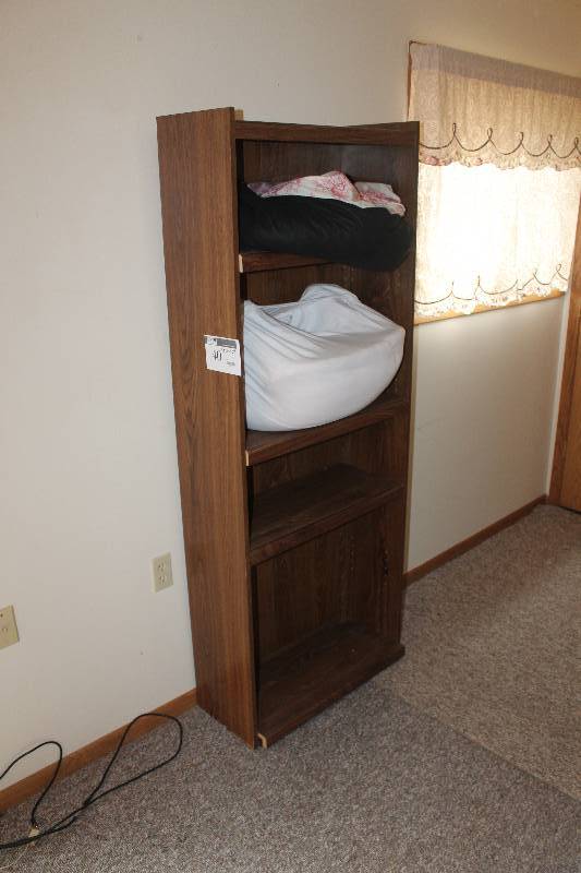 lot 40 image: 4-Shelf Book Case