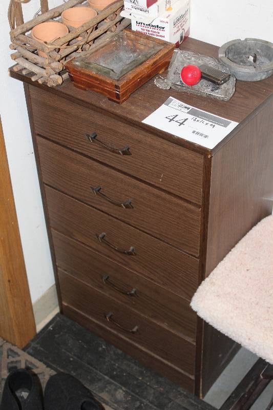 lot 44 image: 4-Drawer Dresser