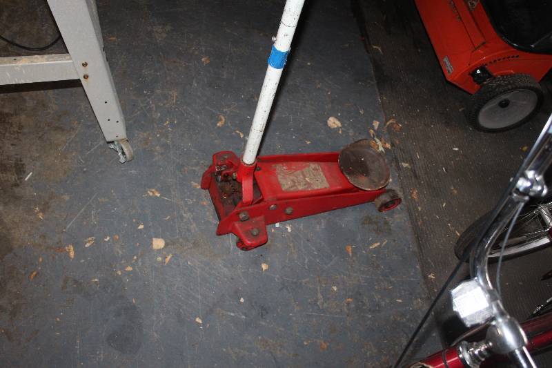 lot 119 image: Floor Jack