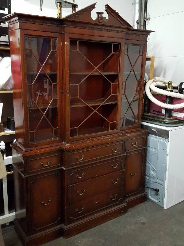 lot 14 image: Vintage 2-Piece China Hutch