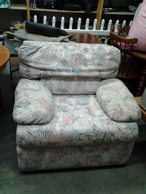 lot 16 image: 36x36 Upholstered Chair