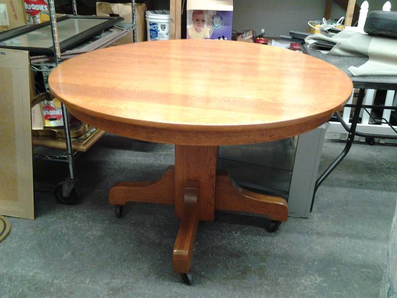lot 17 image: Vintage Round Oak Table