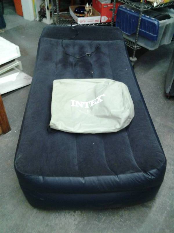 lot 37 image: Twin Size Inflatable Raised Bed With Built In Pump
