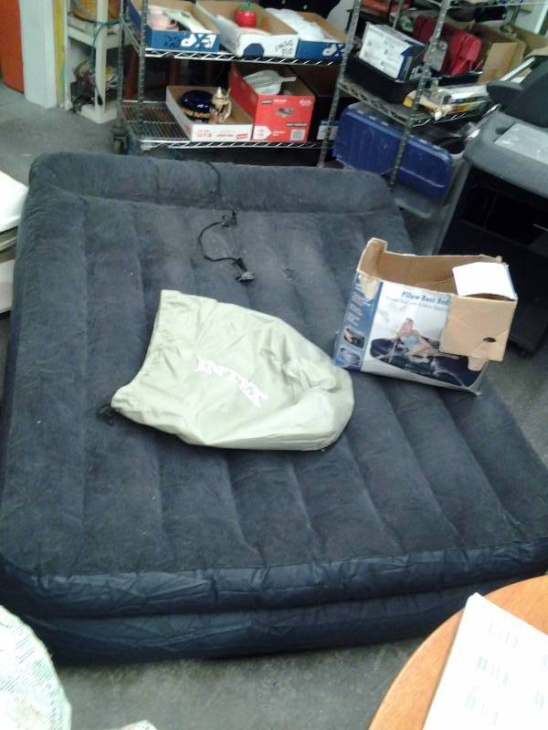 lot 39 image: Queen Size Inflatable Raised Bed With Built In Pump