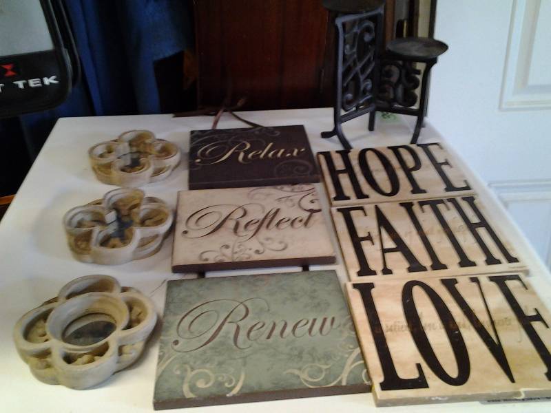 lot 71 image: Lot Of Assorted Decor