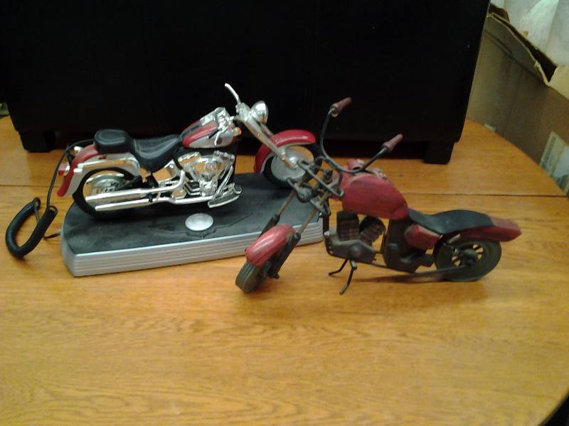 lot 78 image: Harley Davidson Telephone, Other Motorcycle Figurine