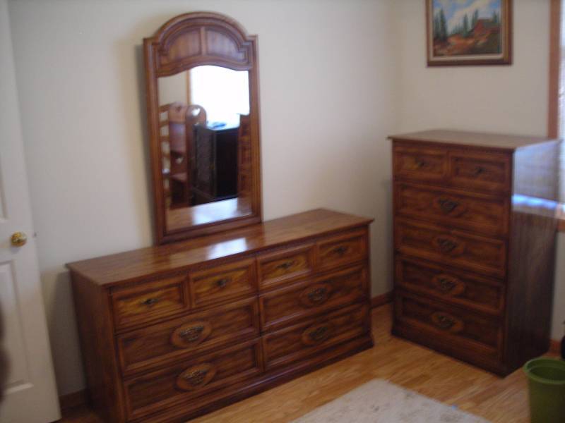 lot 1 image: Bedroom Set