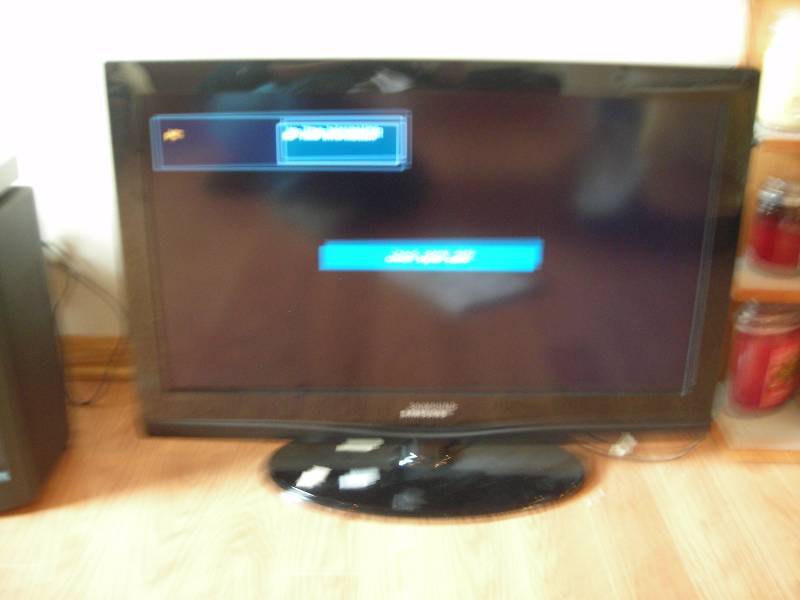 lot 10 image: Samsung 32 Inch Flat Screen TV