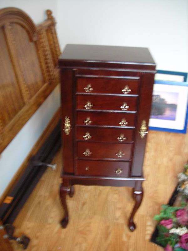 lot 22 image: Jewelry Armoire