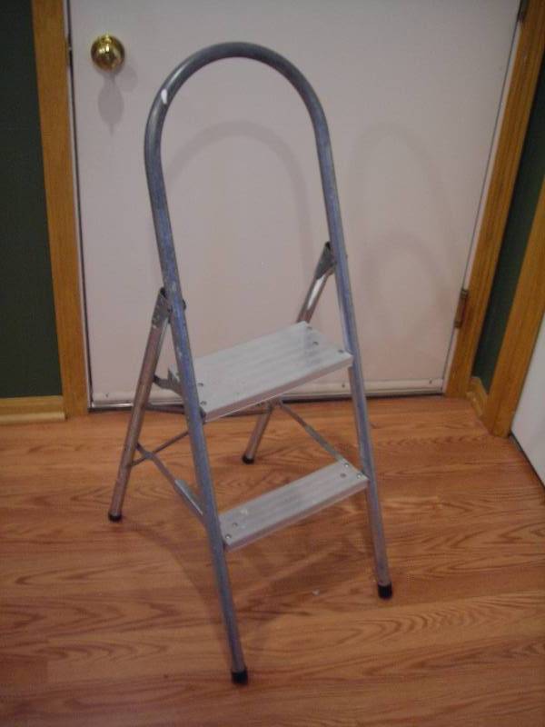lot 44 image: 2-Step Ladder