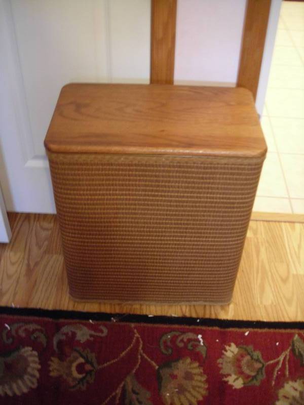 lot 68 image: Wicker Hamper