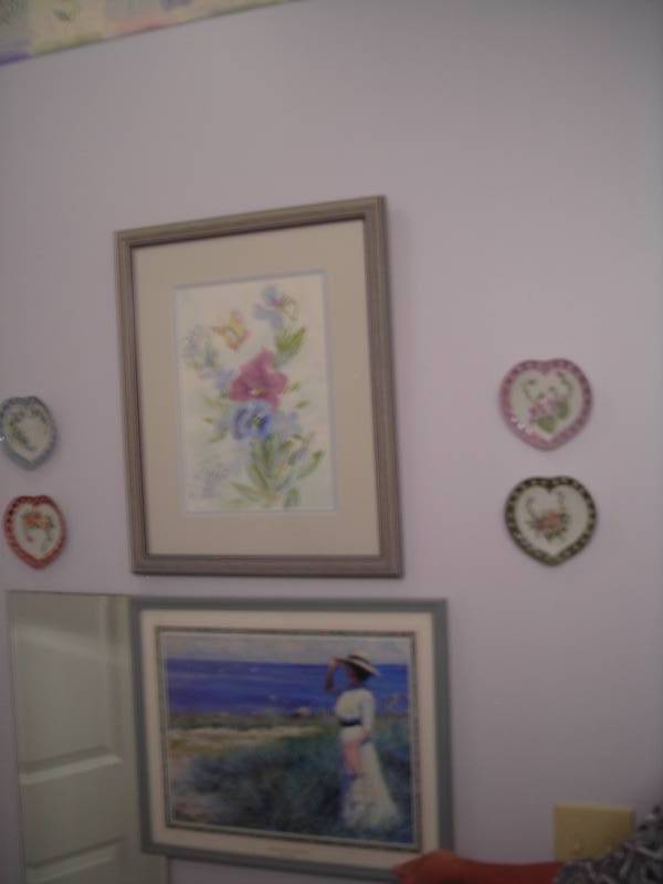 lot 72 image: 2-Framed Pictures, 4-Decorative Hearts