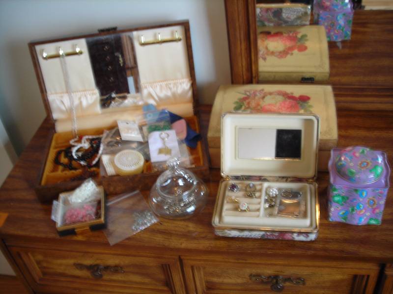 lot 79 image: Jewelry & Trinket Boxes With Contents
