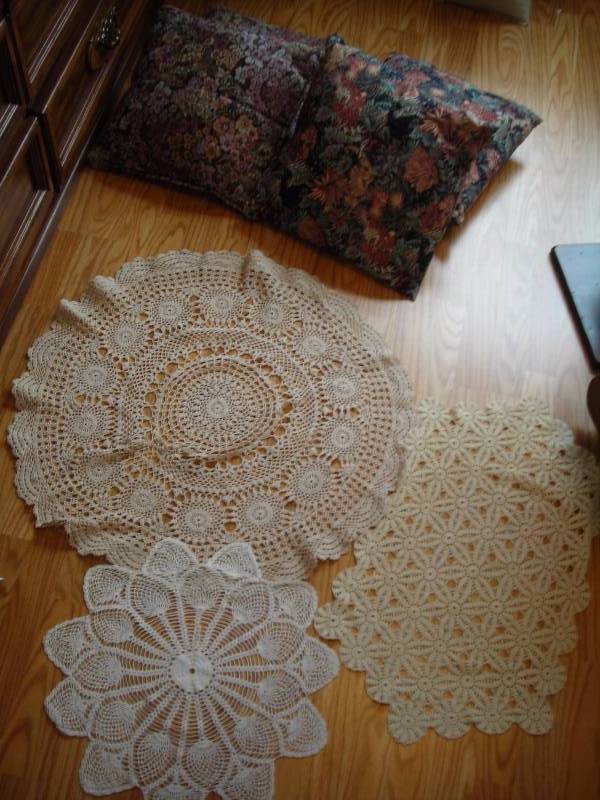 lot 80 image: 4-Decorative Pillows, 3-Crocheted Doilies