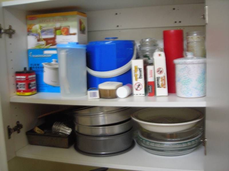 lot 92 image: Contents Of Cabinet