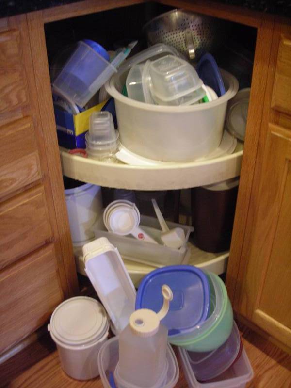 lot 96 image: Contents Of Cupboard - Tupperware & Related