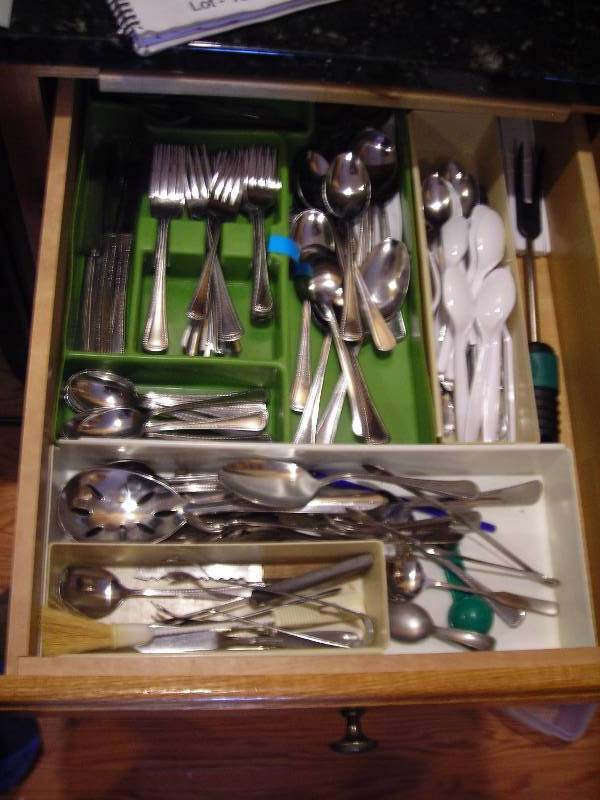 lot 100 image: Drawer Of Flatware