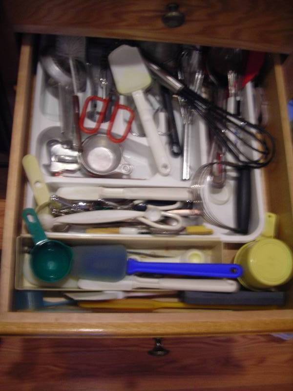 lot 101 image: Drawer Of Utensils