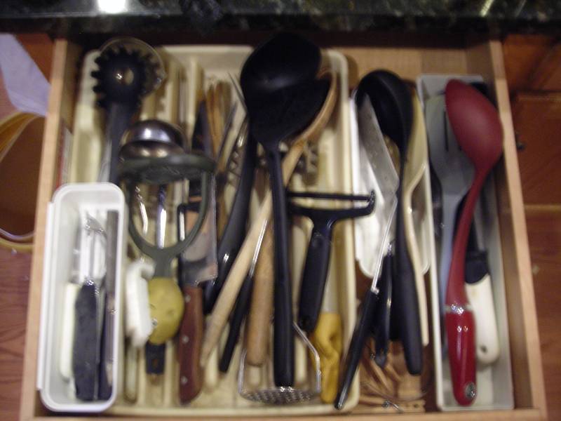 lot 104 image: Drawer Of Utensils