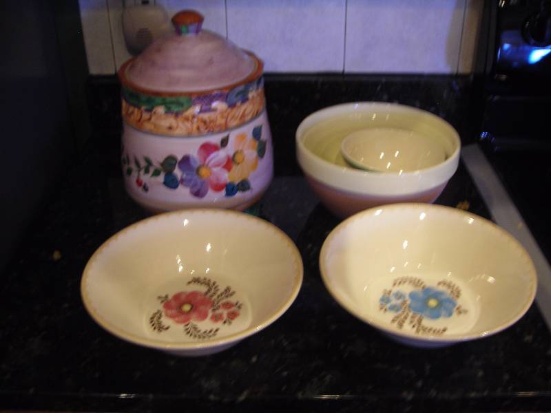 lot 115 image: Big Cookie Jar & 4-Bowls
