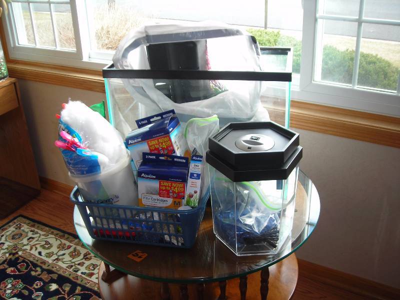 lot 121 image: Fish Aquarium 20x10x16 Includes All Accessories