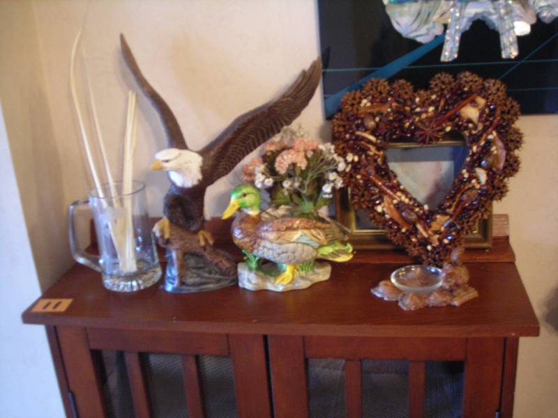 lot 131 image: Ceramic Eagle, Vintage Burwood Squirrel Candy Dish,