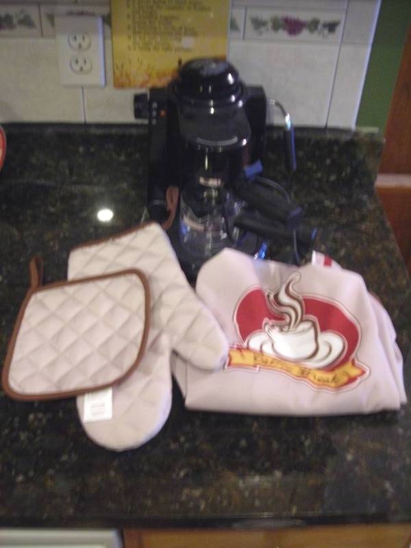 lot 146 image: Mr Coffee Espresso Machine, Coffee Theme Apron & Oven Mitt Set