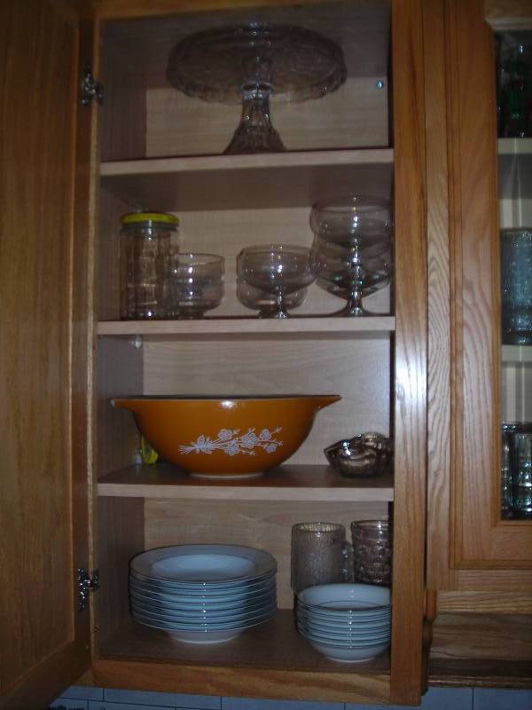 lot 151 image: Contents Of Cabinet Set Of 3-Pyrex Bowls, Glass Cake Stand, Other Dishes